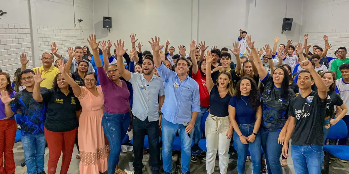 Fortes e Juarez recebem convite para apadrinhar turma do Ensino Médio e firma compromisso de criar Secretaria da Juventude