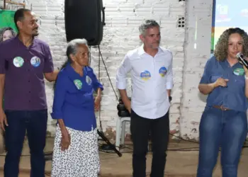 Prefeita Josi e o vice Adailton Fonseca visitam bairro que recebeu investimentos da gestão e se reúnem com membros de igreja
