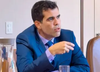 Projeto de Ayres obriga bancos a oferecer gratuitamente cartão de débito a clientes com conta-salário