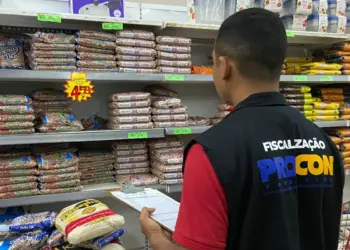 Tomate, sabão em pó e sal refinado lideram variações de preço em supermercados da Capital, aponta Procon