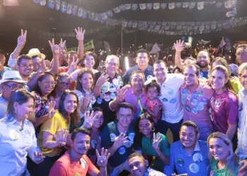 Com Guimarães e Dimas no palanque, prefeito Wagner garante em comício pavimentação do setor Maracanã