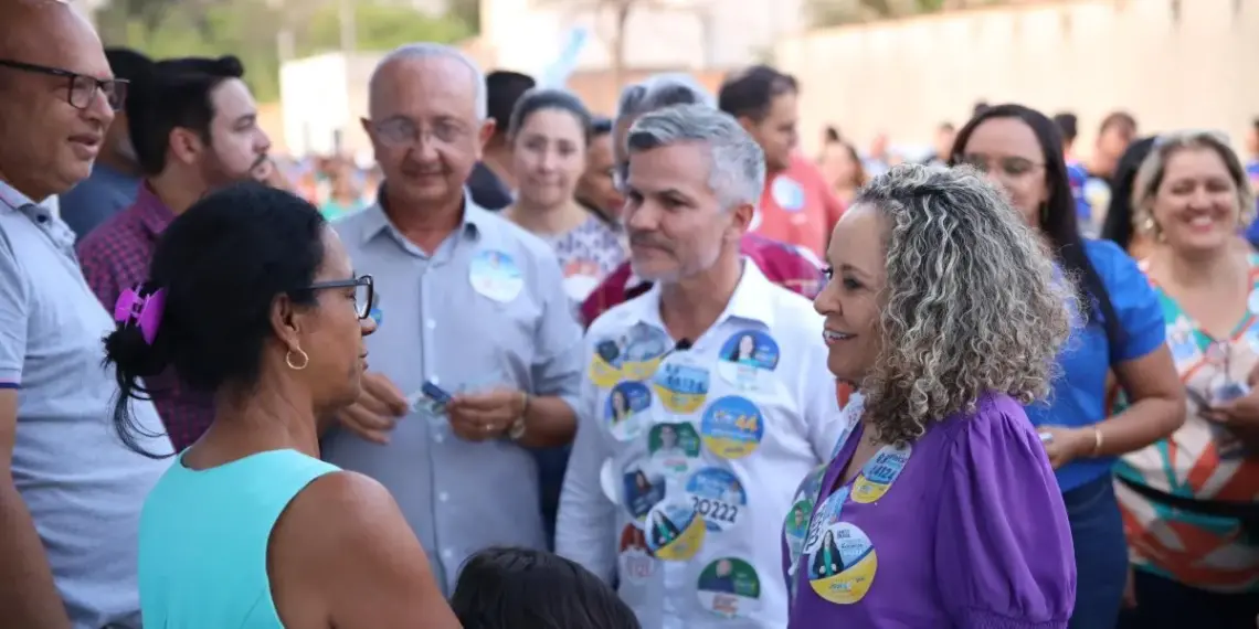 Em caminhada no setor Santa Maria, Josi Nunes reforça compromisso com a regularização fundiária