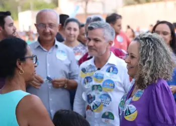 Em caminhada no setor Santa Maria, Josi Nunes reforça compromisso com a regularização fundiária