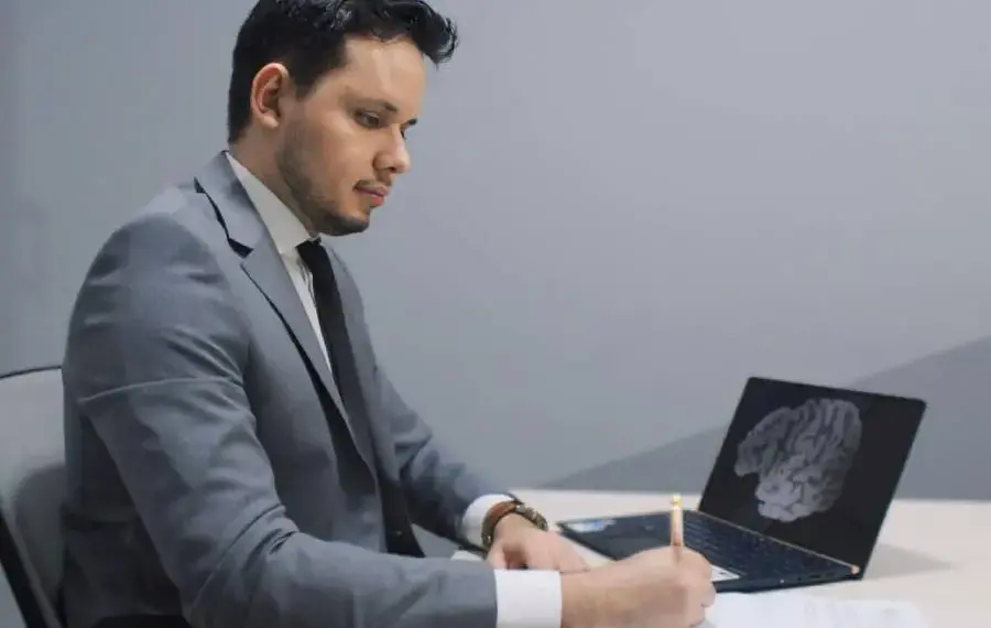 Mês Mundial do Alzheimer Neurologista enfatiza conscientização e reforça a importância do diagnóstico precoc