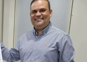 Justiça Eleitoral vê descumprimento de liminar e multa em R$ 30 mil campanha de Neto Aires em Ipueiras por distribuição de camiseta