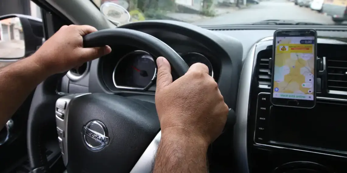 Empresas de transporte de passageiros e de entregas por aplicativo não podem colocar propaganda eleitoral nos veículos