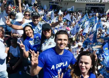 Em caminhada com Wanderlei e Dorinha em Taquaralto, Janad diz que adversários não a vencerão “na fake news e na vagabundagem”