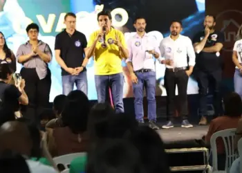 No comitê de campanha, Júnior Geo provoca principais adversários: “Um representa o passado, a outra é um salto no escuro”