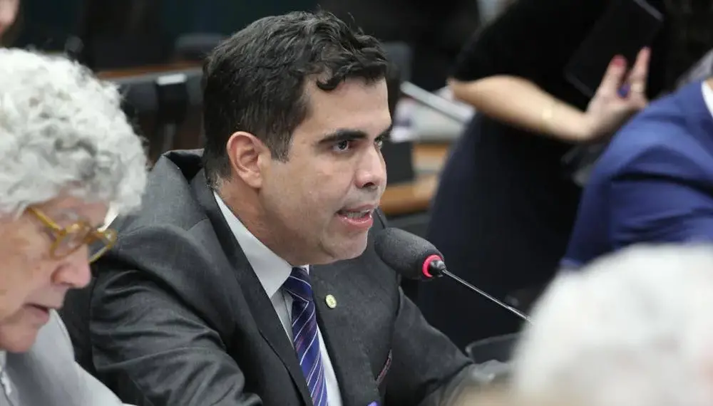 Câmara aprova relatório de Ayres que assegura acompanhante para pessoas com deficiência durante consulta e internação