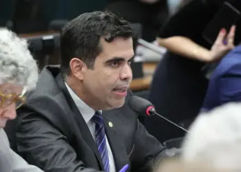 Câmara aprova relatório de Ayres que assegura acompanhante para pessoas com deficiência durante consulta e internação