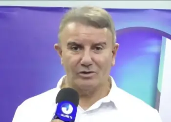 Em sabatina na TV Jalapão, Eduardo Siqueira lamenta “pesquisas falsas” do 1º turno e critica ausência de Janad em debates