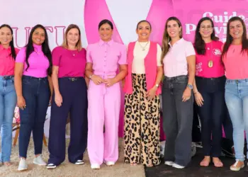 Primeira-dama Karynne Sotero realiza ação alusiva ao Outubro Rosa para cerca de 150 mulheres no Jardim Taquari