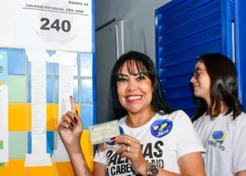 Janad Valcari vota no Colégio São José, manifesta confiança na Justiça Eleitoral e projeta vitória no 1º turno “com o apoio do povo”