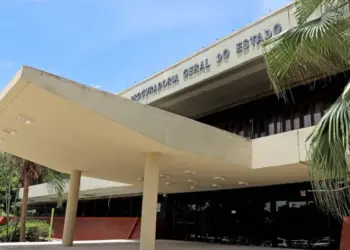 Estado aciona BRK Ambiental na Justiça após distribuição de água com turbidez e mau cheiro em Palmas e quer desconto de 25% a usuários