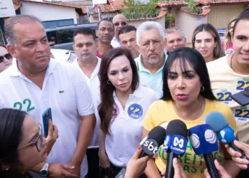 Janad agradece os 69,6 mil votos e, em ligação, parabeniza Eduardo, para quem coloca mandato de deputada à disposição para ajudar