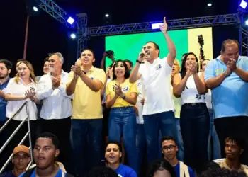 Janad Valcari se coloca como “filha da cidade” em contraponto a Eduardo Siqueira, que afirma ter feito trajetória política “na garupa do pai”