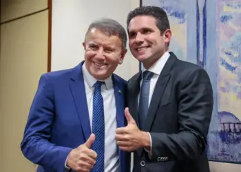 A convite do ministro Jader Filho, Eduardo Siqueira participa de painel em Brasília; prefeito eleito se encontra com candidato a presidente da Câmara dos Deputados