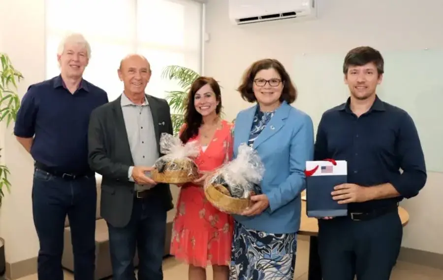 Fecomércio-TO recebe vice-cônsul dos Estados Unidos, Nancy Buckheit, para celebrar relações diplomáticas entre Brasil e Estados Unidos