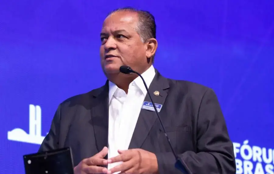 Senador Eduardo Gomes destaca a importância da regulação da inteligência artificial para garantir inovação com segurança jurídica