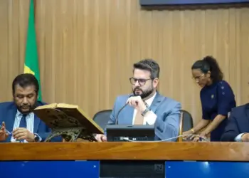 Mantoan presta homenagem aos auditores fiscais durante solenidade, na Aleto