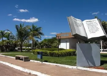 Polo turístico, São Félix sofre com infestação de moscas e prefeito solicita técnicos de zoonoses da Sesau para avaliar caso