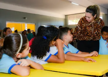Em meio a críticas por escolha de diretores derrotados e com baixa votação, Cinthia diz que eleição escolar foi “marco para a gestão e a democracia”
