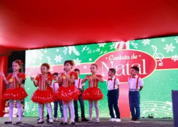 Cantata reúne dezenas de famílias na Praça do Bosque