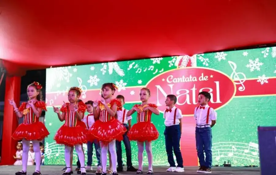 Cantata reúne dezenas de famílias na Praça do Bosque