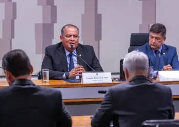 Senado aprova regras para uso da inteligência artificial; compromisso com a modernização responsável do país, diz Gomes, o relator