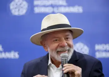 Após alta hospitalar, Lula diz que está tranquilo e vai se cuidar