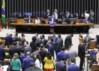 PEC de corte de gastos é aprovada em dois turnos na Câmara