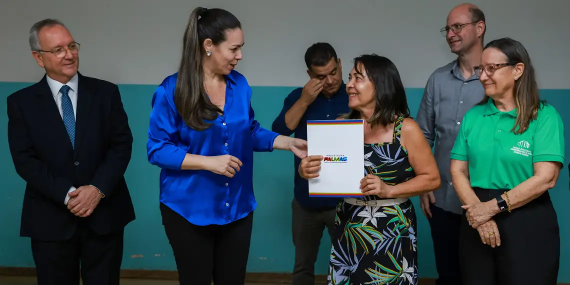 Prefeitura de Palmas entrega 107 certidões de matrícula para famílias do setor Lago Norte e Irmã Dulce