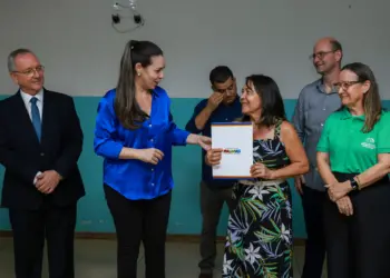 Prefeitura de Palmas entrega 107 certidões de matrícula para famílias do setor Lago Norte e Irmã Dulce
