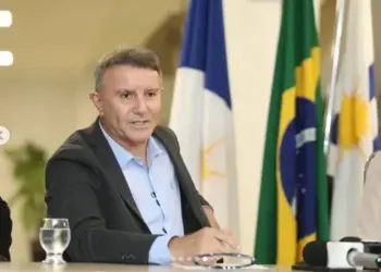 Prefeito Eduardo questiona se existe democracia em dar posse a diretor com 4 votos numa eleição com ausência de 90% da comunidade escolar