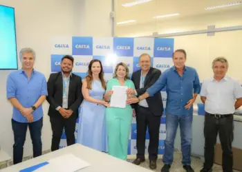 Senadora Professora Dorinha celebra a assinatura de contrato para a construção de apartamentos em Guaraí