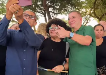 Vereador Carlos Amastha e moradores comemoram reconstrução da praça da Arso 121 na Capital