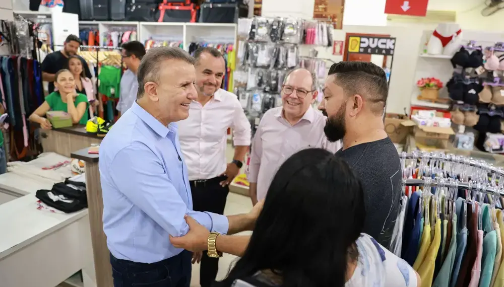 Eduardo avisa que resolver transtornos da Avenida Tocantins é prioridade da gestão; prefeito visita via e ouve comunidade no 1º dia útil do governo