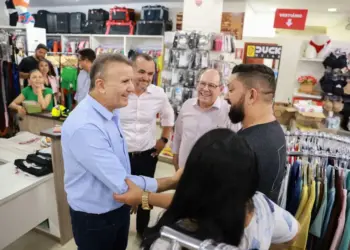 Eduardo avisa que resolver transtornos da Avenida Tocantins é prioridade da gestão; prefeito visita via e ouve comunidade no 1º dia útil do governo
