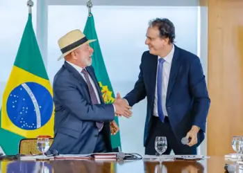 Lula sanciona lei que restringe uso de celular em escolas; decreto do presidente vai regulamentar nova legislação para que passe a valer no início deste ano letivo