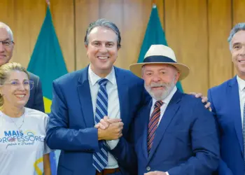 Governo Lula cria bolsa de R$ 1.050 para estudantes de licenciatura e de R$ 2,1 mil para professores