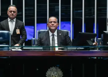 Eduardo Gomes preside sessão deliberativa do Senado pela 1ª vez: “Agradeço a confiança de todos os pares”