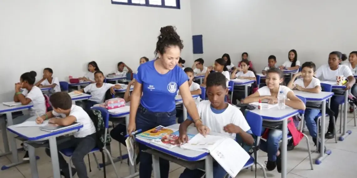 Metade dos estudantes do 2º ano do fundamental das redes municipais possuem nível de alfabetização adequado, aponta Saeto
