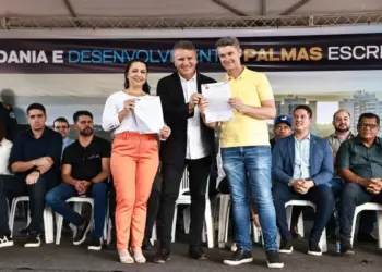 Prefeito Eduardo Siqueira Campos entrega 219 títulos de propriedade e realiza sonho de moradores pioneiros