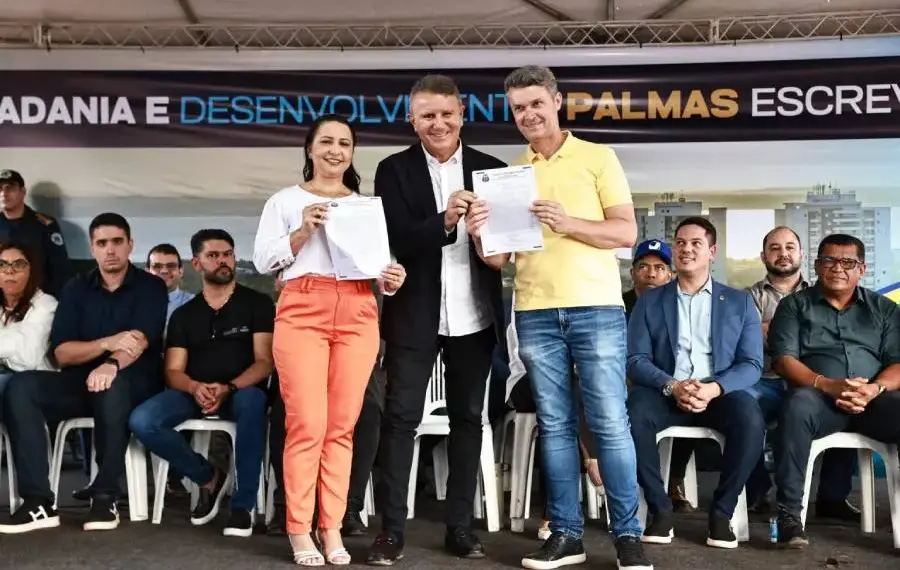 Prefeito Eduardo Siqueira Campos entrega 219 títulos de propriedade e realiza sonho de moradores pioneiros
