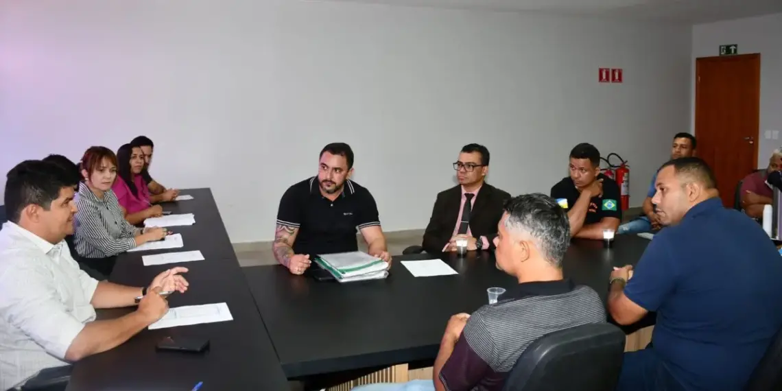 Após reunião com Sintvisto, Sesau irá cobrar pagamento de vigilantes que atuam nos hospitais da rede estadual; empresa contratada atrasa salários
