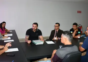 Após reunião com Sintvisto, Sesau irá cobrar pagamento de vigilantes que atuam nos hospitais da rede estadual; empresa contratada atrasa salários