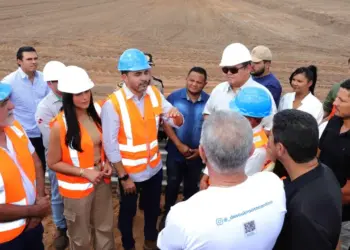 Wanderlei vistoria pavimentação de trecho da TO-030 e aeródromo de São Félix, no Jalapão; investimento do Estado foi de R$ 70 milhões