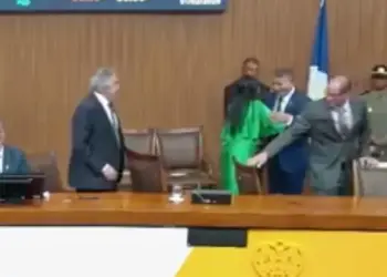 Ao ser convidado para a mesa de honra da Aleto, Eduardo Siqueira cumprimentou Janad e Laurez