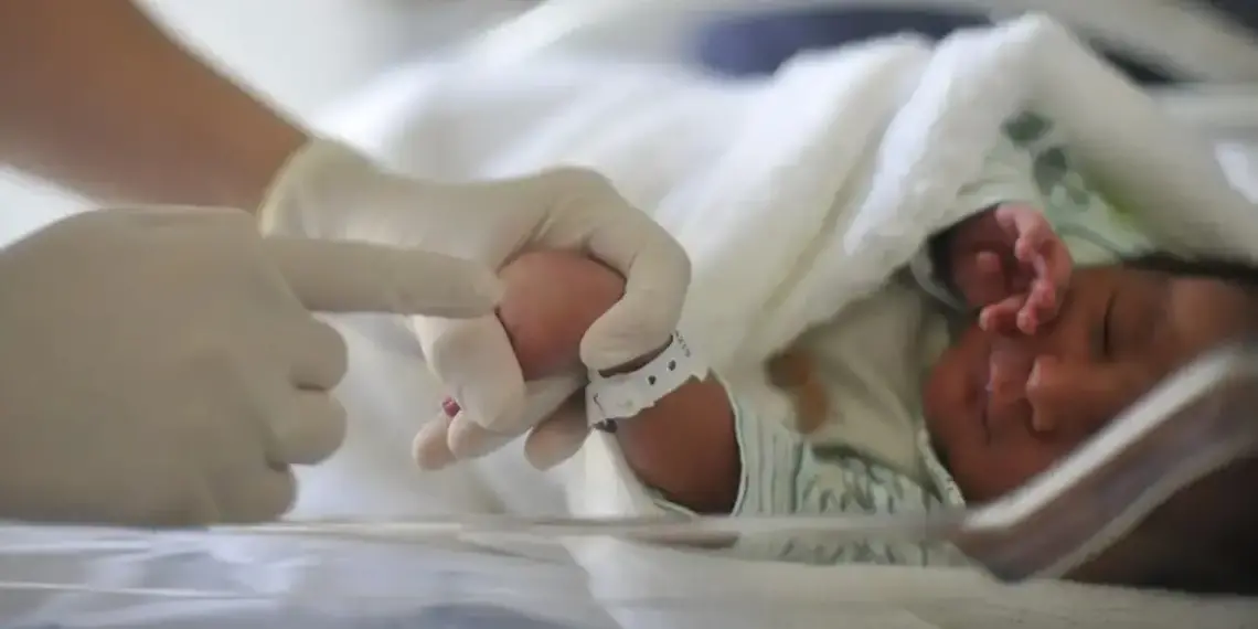 Mais de 15% dos bebês nascidos no Tocantins em 2024 são filhos de mães adolescentes, aponta Sesau