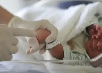 Mais de 15% dos bebês nascidos no Tocantins em 2024 são filhos de mães adolescentes, aponta Sesau